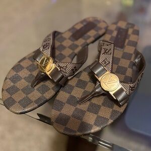 Fashion Brown Checkered Sandals with Gold Accent